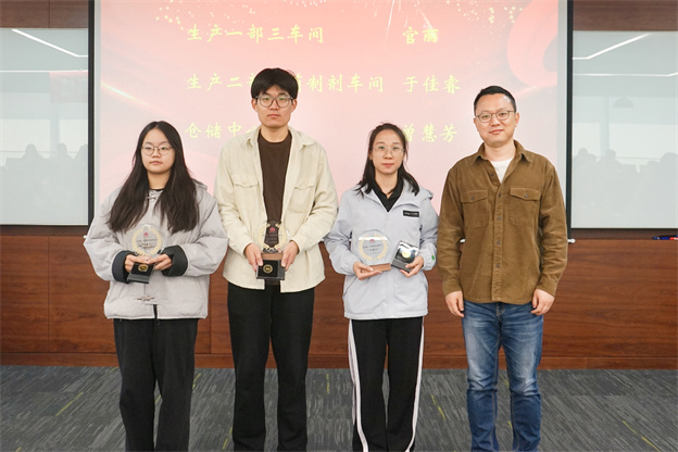 4-頒發(fā)一年青徽章3.jpg